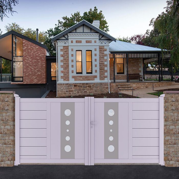 Portail aluminium MIL gris lilas devant une maison ancienne