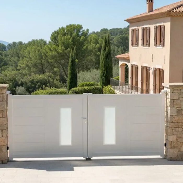 Portail aluminium ORC blanc devant une maison provençale