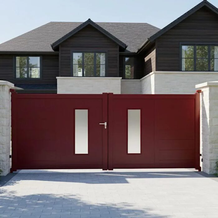 Portail aluminium ORC bordeaux devant une maison à bardage noir