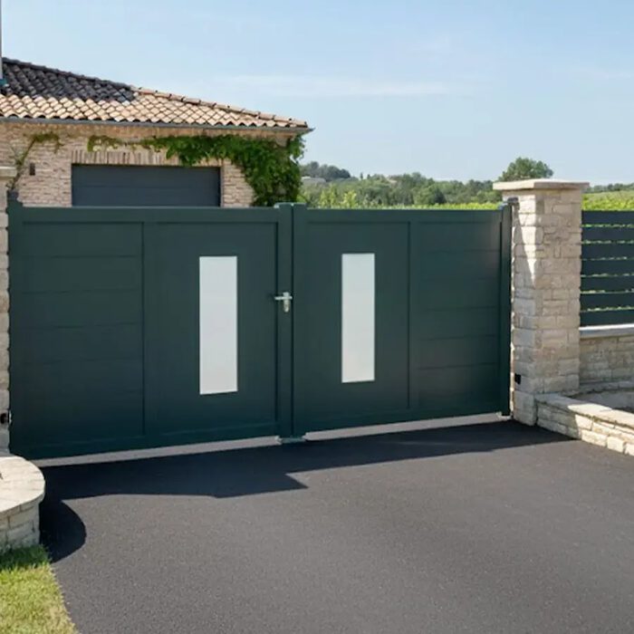 Portail aluminium ORC vert foncé devant une maison contemporaine