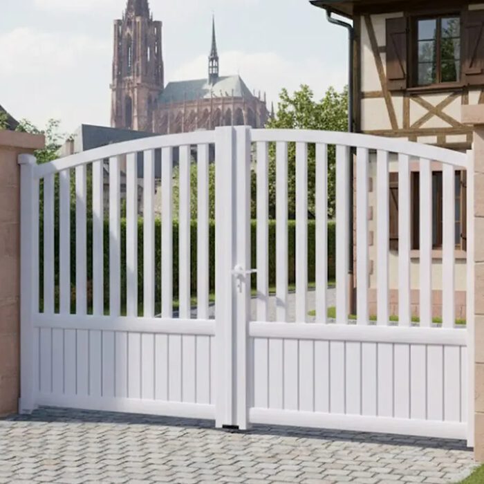 Portail aluminium PIL blanc devant une maison à colombages
