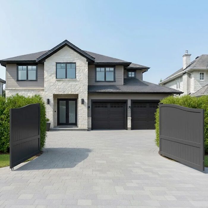 Portail aluminium PLATA gris anthracite devant une maison contemporaine