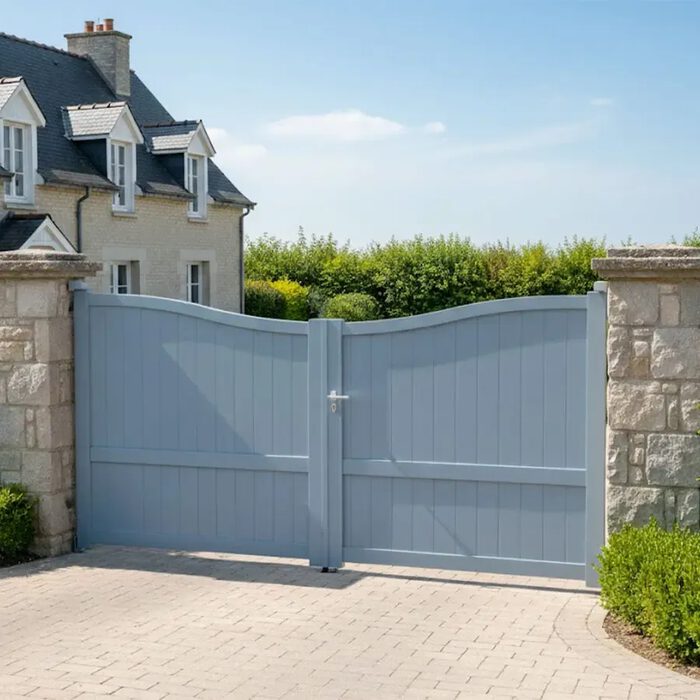 Portail aluminium PLATA bleu gris entre deux piliers en pierre