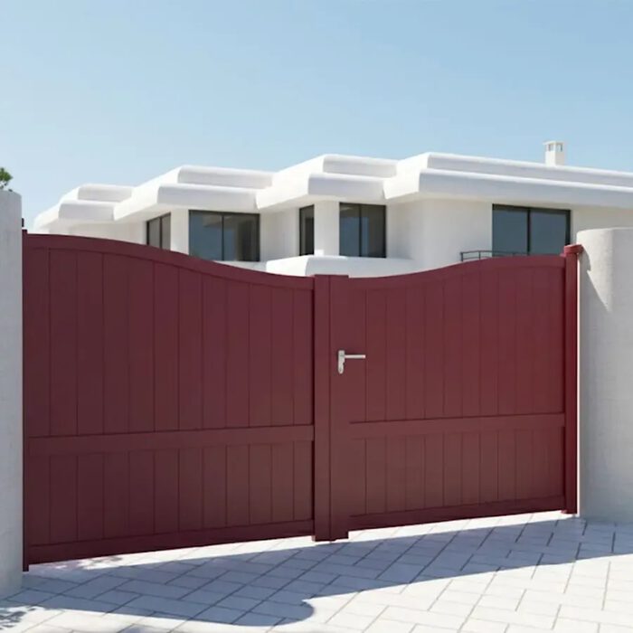 Portail aluminium PLATA bordeaux devant une maison blanche