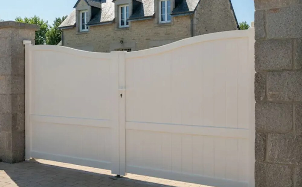 Portail aluminium PLATA blanc à 2 vantaux battants, traverses hautes incurvées et remplissage plein