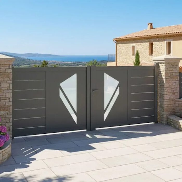 Portail aluminium PRIBI gris anthracite sur une terrasse en pierre