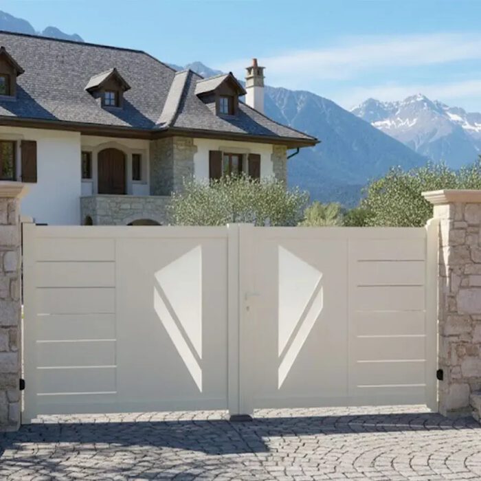 Portail aluminium PRIBI blanc devant une maison de montagne