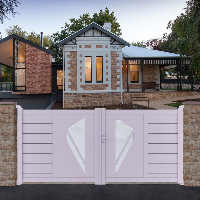 Portail aluminium PRIBI gris lilas devant une maison ancienne