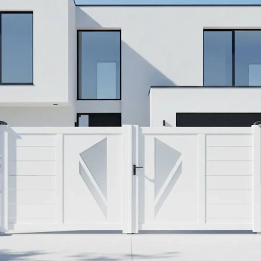 Portail aluminium PRIBI blanc, un vantail ouvert devant une maison contemporaine