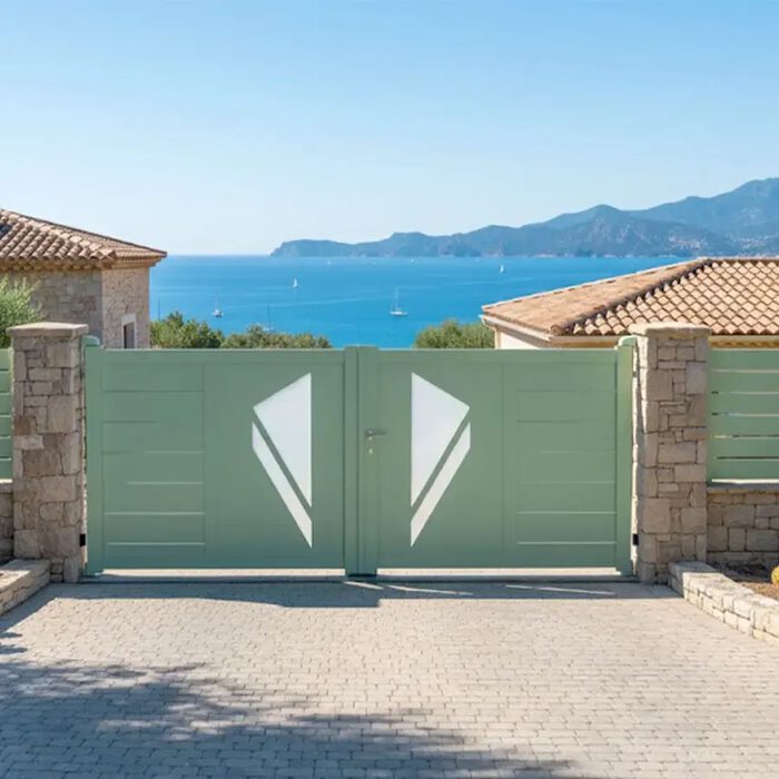 Portail aluminium PRIBI vert face à la mer