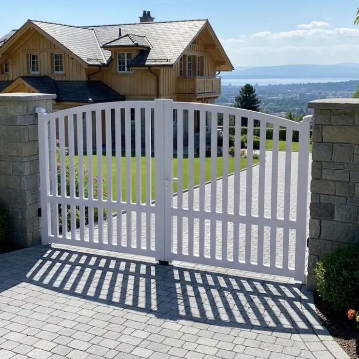 Portail aluminium ROC blanc cassé devant un chalet