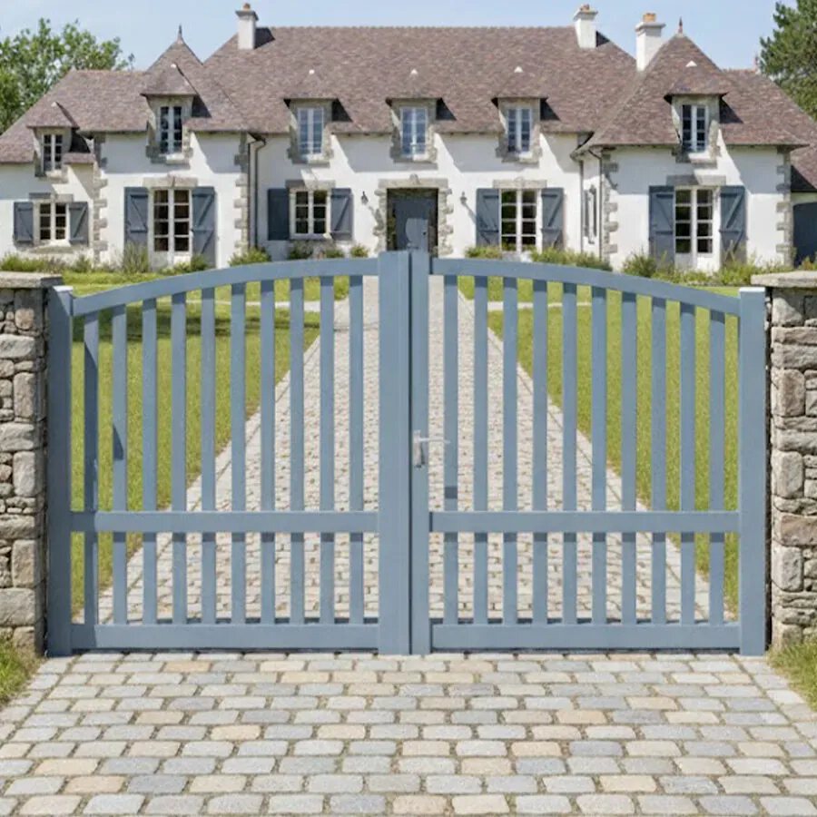 Portail aluminium ROC gris, les deux vantaux ouverts sur une allée pavée