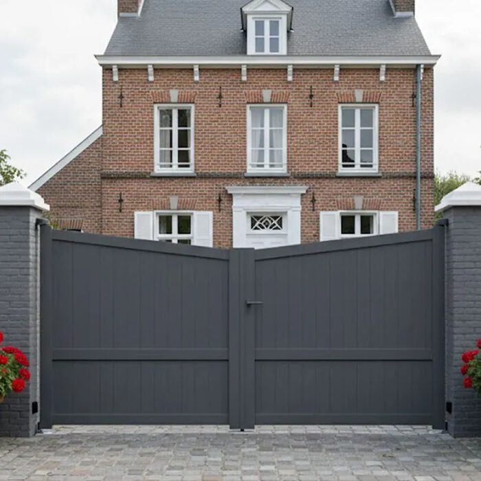 Portail aluminium ROSE gris anthracite devant une maison de ville