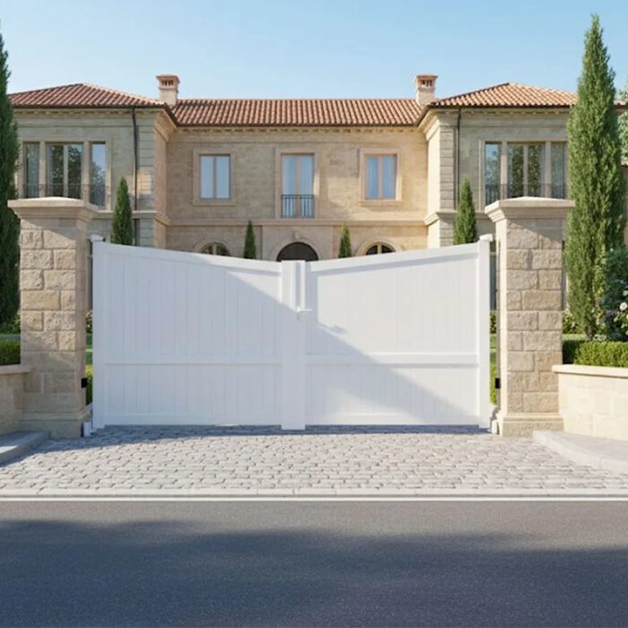 Portail aluminium ROSE blanc devant une maison méditerranéenne