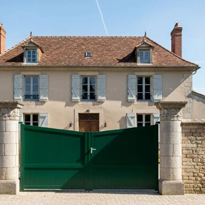 Portail aluminium ROSE vert devant une maison ancienne