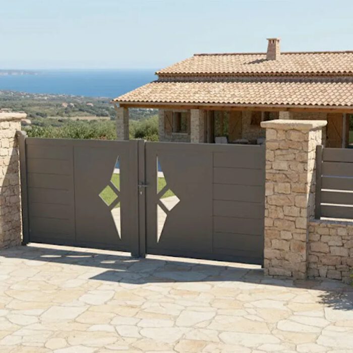 Portail aluminium SCILL gris anthracite face à la mer