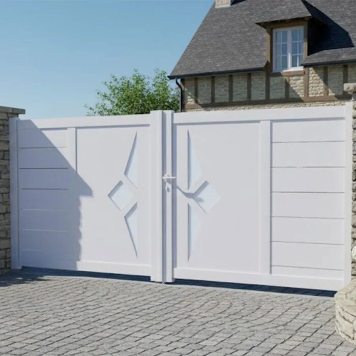 Portail aluminium SCILL blanc devant une maison à colombages