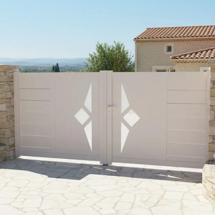 Portail aluminium SCILL ivoire devant une maison provençale