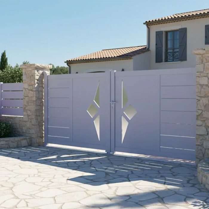 Portail aluminium SCILL gris lilas sur une allée en pierre