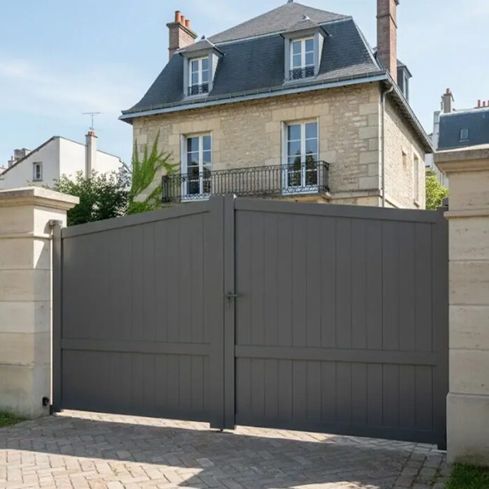 Portail aluminium SEA gris anthracite devant une maison de ville