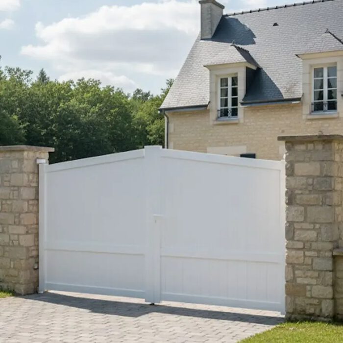 Portail aluminium SEA blanc entre deux piliers maçonnés