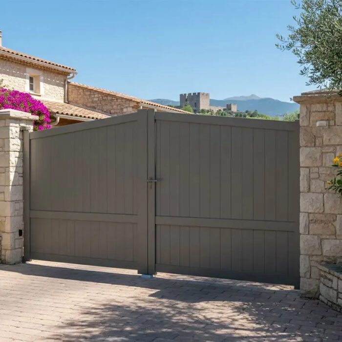 Portail aluminium SEA taupe devant une maison du sud