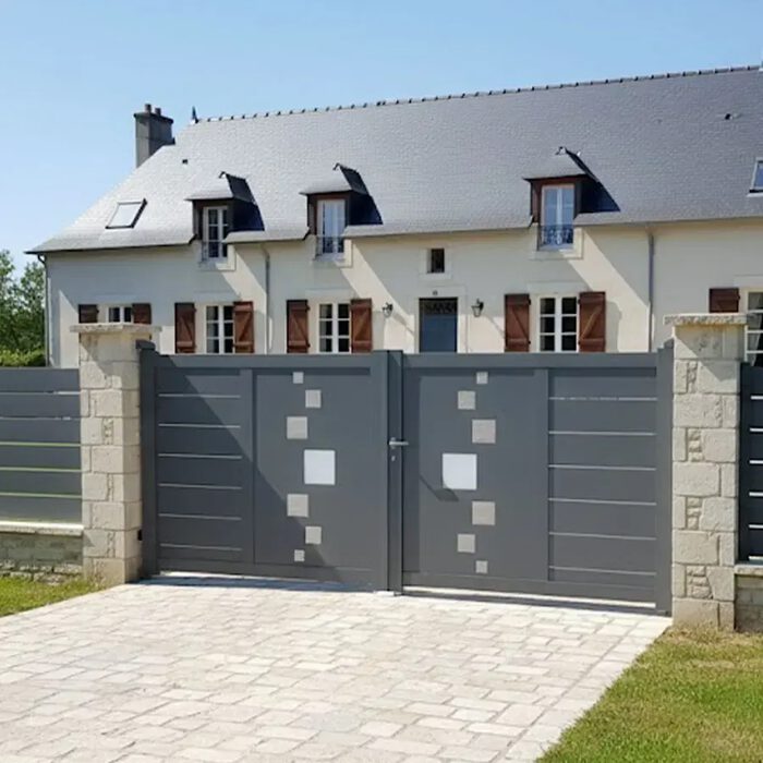 Portail aluminium SOM gris anthracite devant une longère