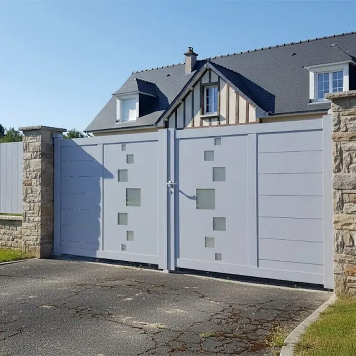 Portail aluminium SOM blanc entre deux piliers en pierre