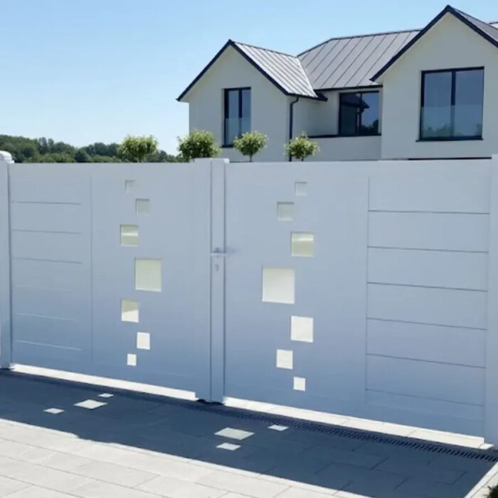 Portail aluminium SOM bleu clair sur une allée pavée