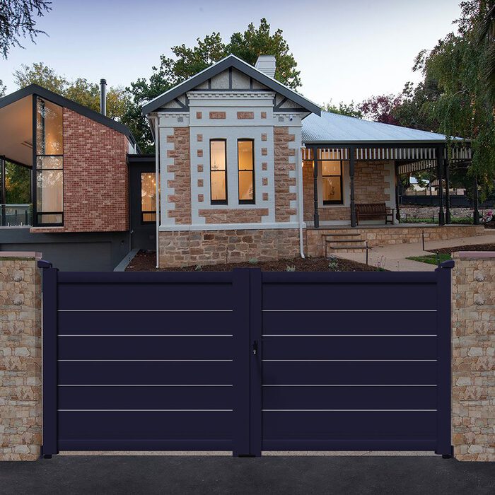 Portail aluminium TAY gris anthracite devant une maison ancienne
