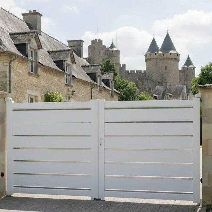 Portail aluminium TAY blanc devant une maison bretonne