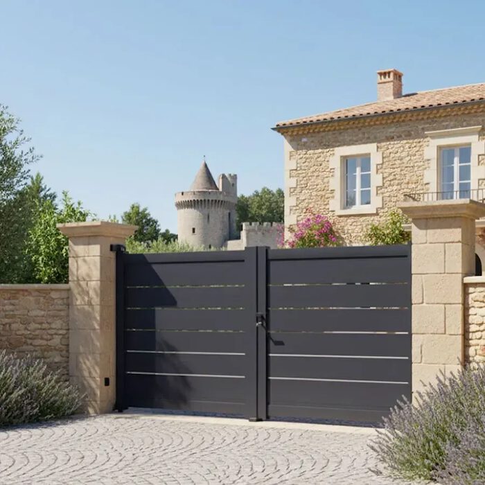 Portail aluminium TAY gris foncé devant une maison provençale