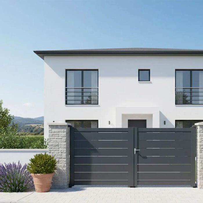 Portail aluminium TIC gris anthracite devant une maison moderne