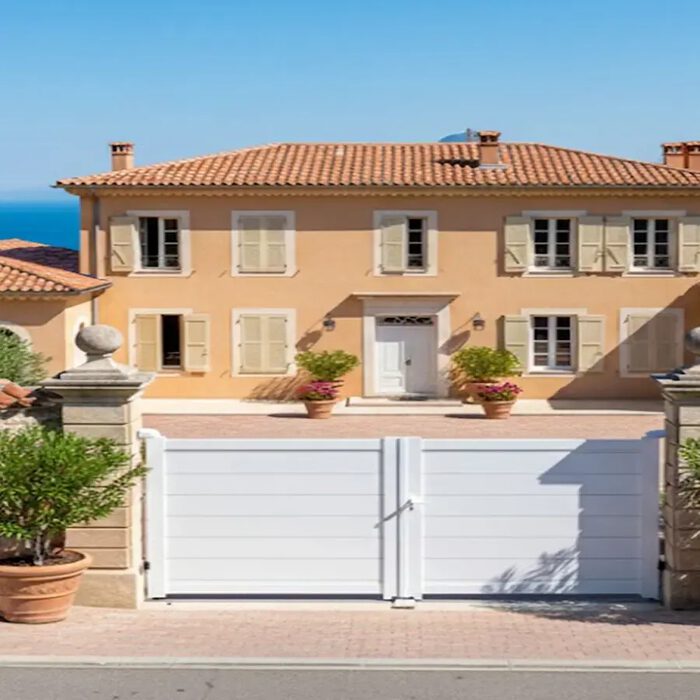 Portail aluminium TIC blanc devant une maison du sud