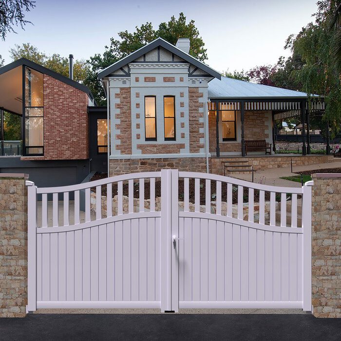 Portail aluminium TOC blanc devant une maison ancienne