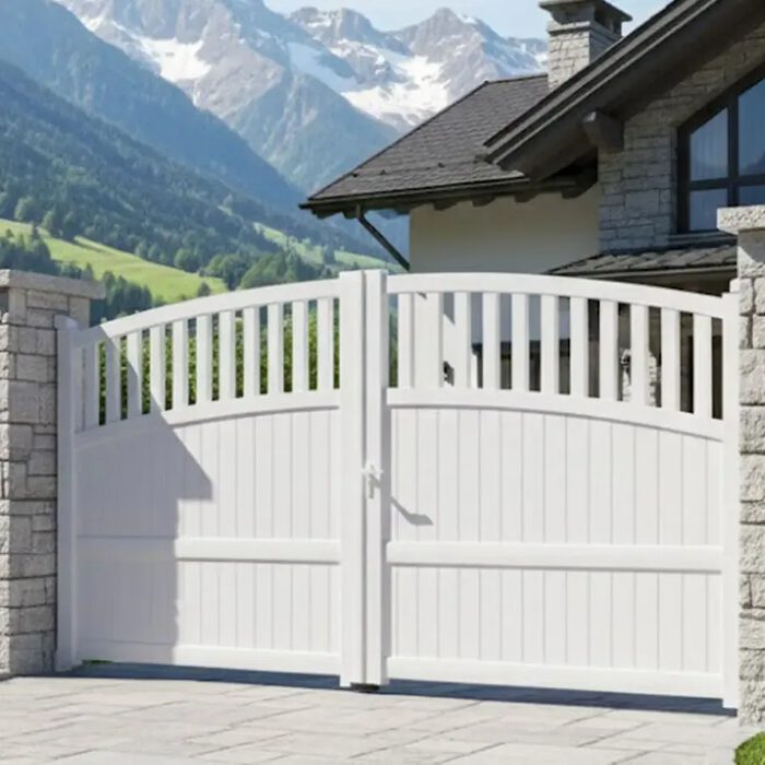 Portail aluminium TOM blanc devant un chalet de montagne