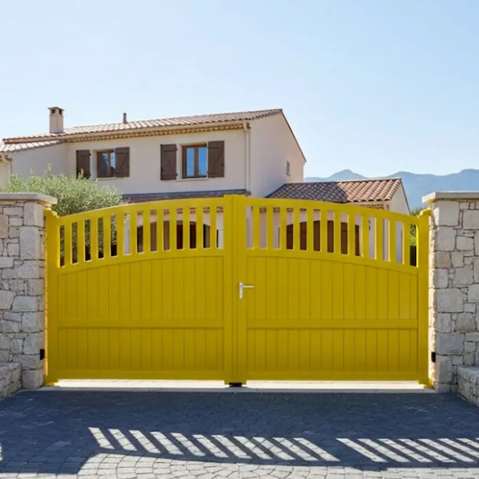 Portail aluminium TOM jaune devant une maison du sud