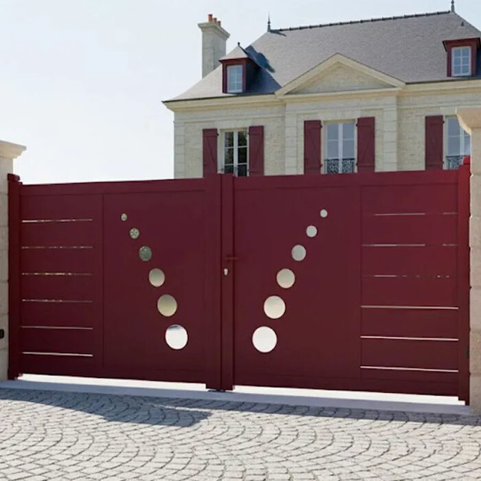 Portail aluminium TRAI bordeaux devant une maison à colombages