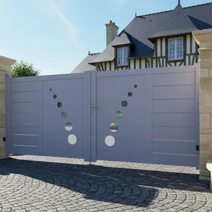 Portail aluminium TRAI gris lilas devant une maison normande
