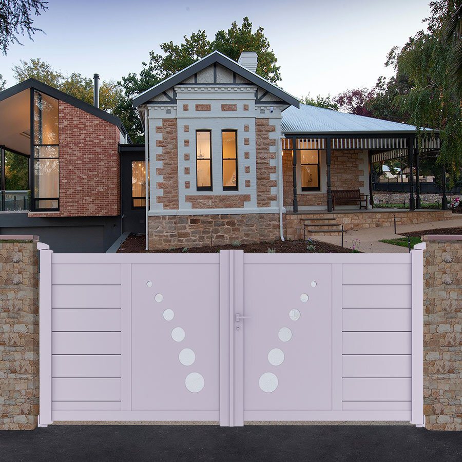 Portail aluminium TRAI gris lilas entre deux piliers, devant une maison ancienne