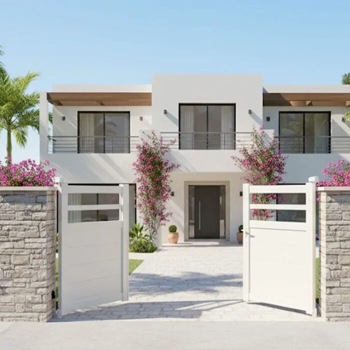 Portail aluminium TROM blanc devant une maison contemporaine