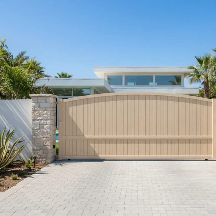 Portail coulissant ADRI beige devant une villa contemporaine