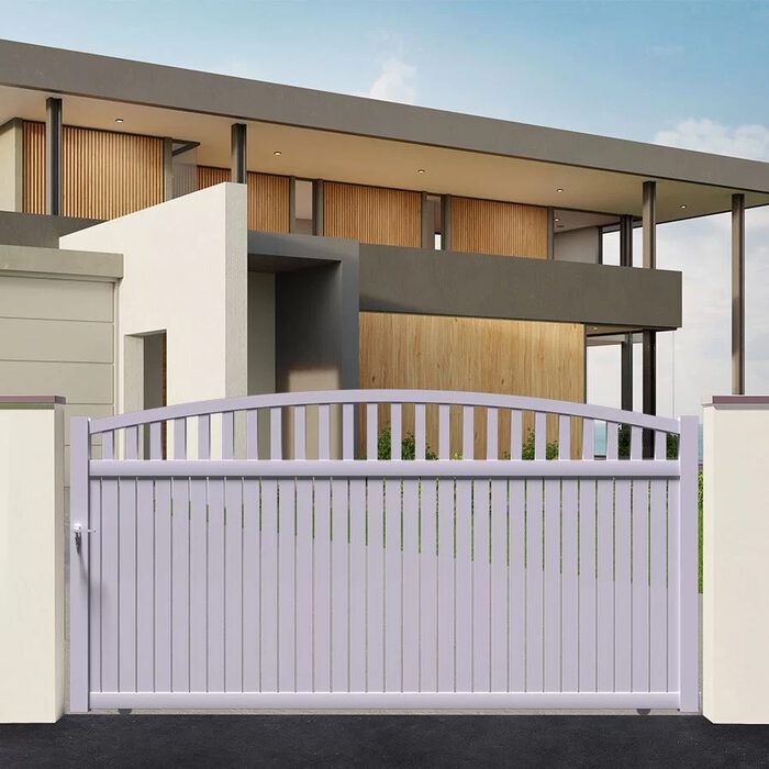 Portail coulissant ARA blanc devant une maison moderne