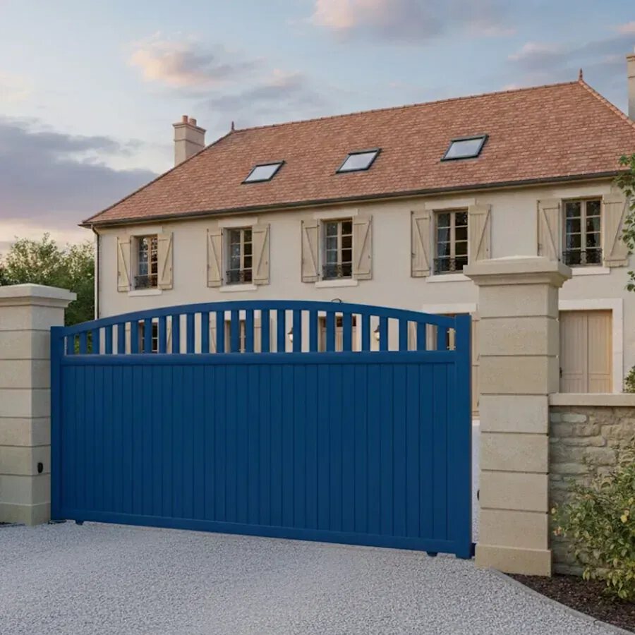 Portail coulissant ARA bleu devant une maison en pierre