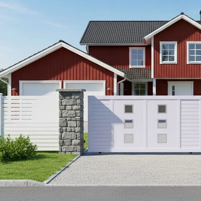 Portail coulissant ARSE blanc devant une maison suédoise