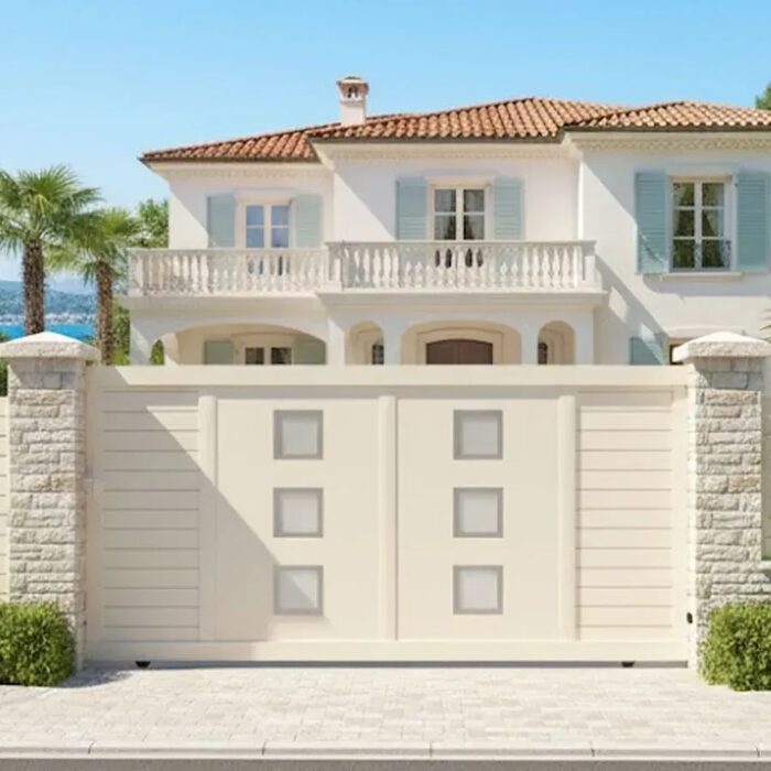 Portail coulissant ARSE crème devant une villa méditerranéenne