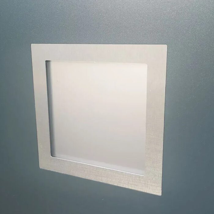 Gros plan d'un carré décoratif en aluminium brossé et acrylique opale du portail ARSE