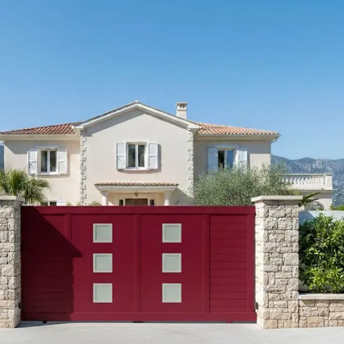 Portail coulissant ARSE rouge devant une villa provençale