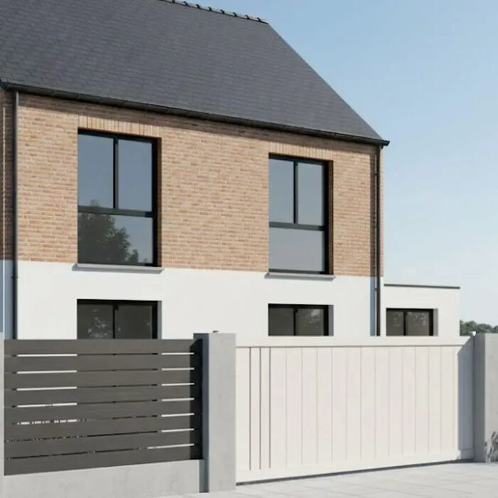Portail coulissant BAFFIN blanc devant une maison de ville