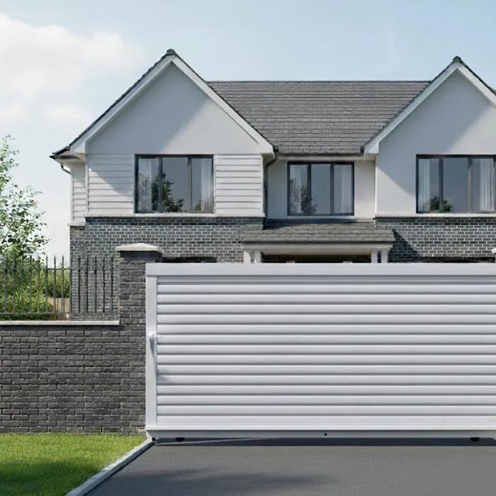 Portail coulissant BAGO gris clair devant une maison moderne
